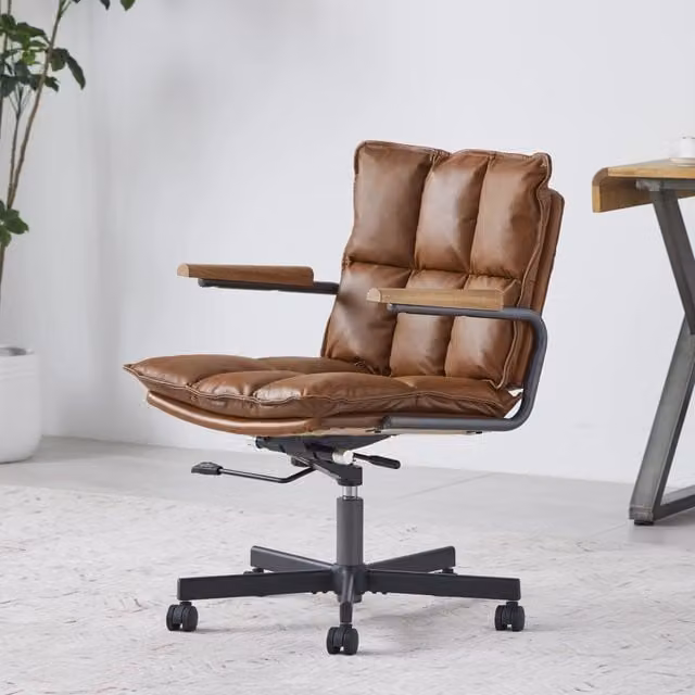 Sedia da ufficio girevole REDOM in ecopelle marrone con braccioli e stile mid-century