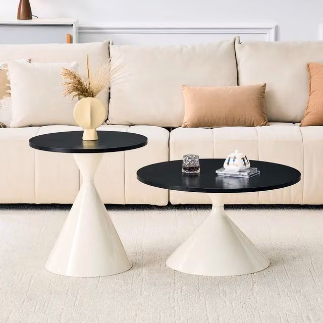 Set di 2 tavolini da caffè Minimal rotondi con piano nero effetto legno e struttura in metallo crema, impilabili per soggiorno e ufficio