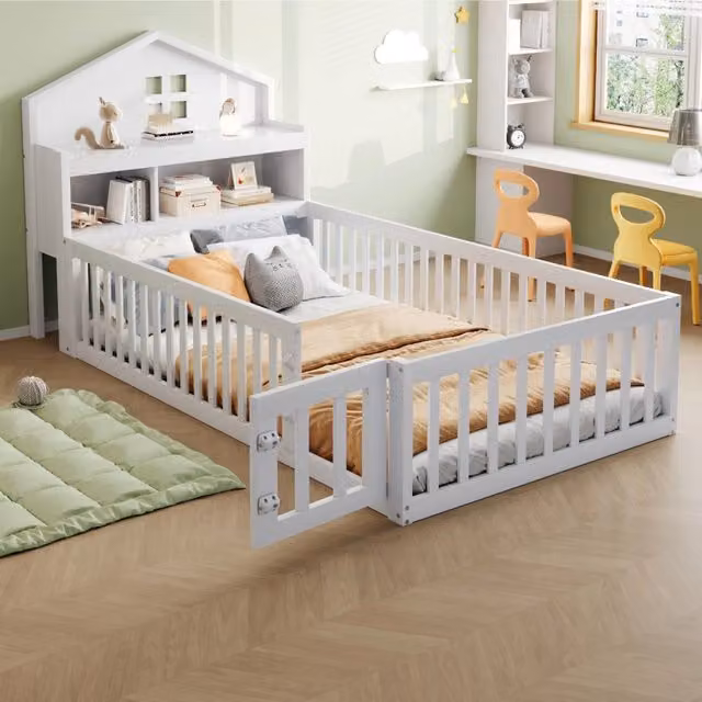 Letto per bambini OKWISH in legno massiccio e MDF bianco con struttura a casetta, mensole laterali e contenitore, L/P/H: 235 x 90 x 111.8 cm