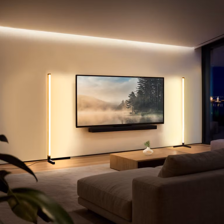 Lampada da terra LED Tectake RGBIC con telecomando e timer, disponibile in bianco o nero, con effetto luce multicolore e regolabile tramite app Tuya