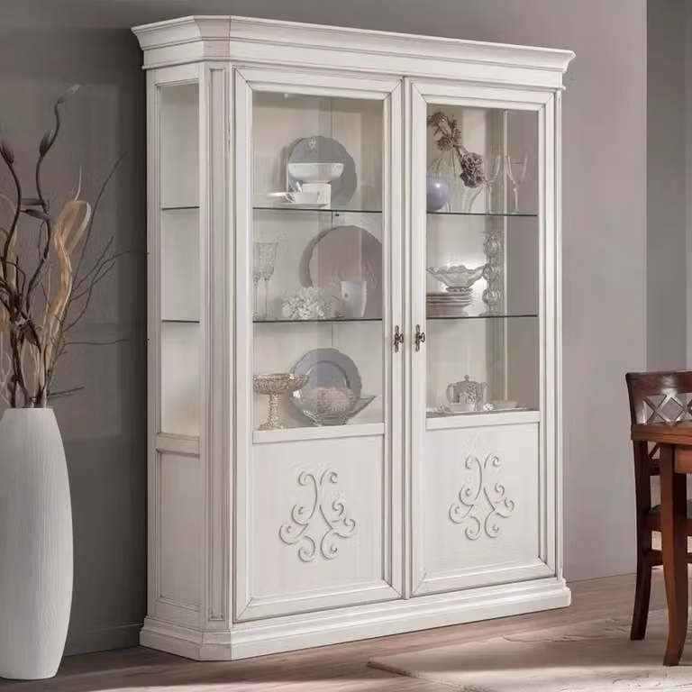 Vetrina classica Mobili 2G con 2 ante in vetro e intarsio in legno bianco anticato L: 162 cm, P: 54 cm, H: 217 cm