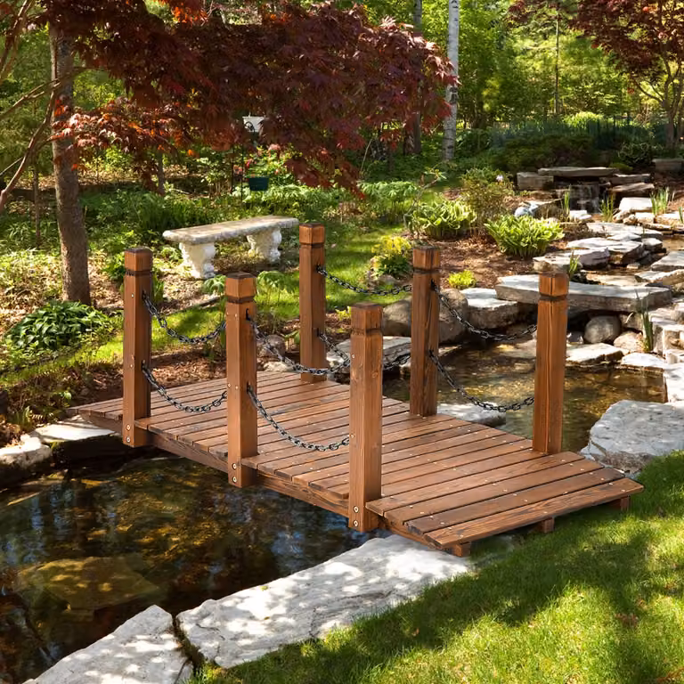Ponte decorativo ad arco in legno con ringhiera e catene Costway colore marrone per giardino e cortile