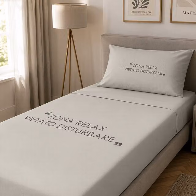 Completo letto singolo KASANOVA in cotone beige con stampa grafica Quotes, 90x190 cm