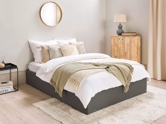 Letto contenitore modello Ottomana Beliani con doghe in legno e rivestimento in tessuto grigio, design moderno, L/P/H: 200 x 140 x 31 cm