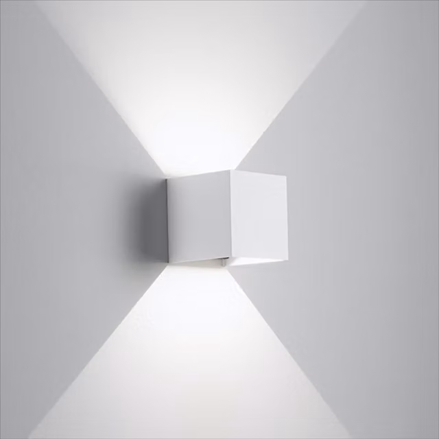 Applique da esterno Isy Cube in alluminio bianco con luce LED orientabile up/down e protezione IP54