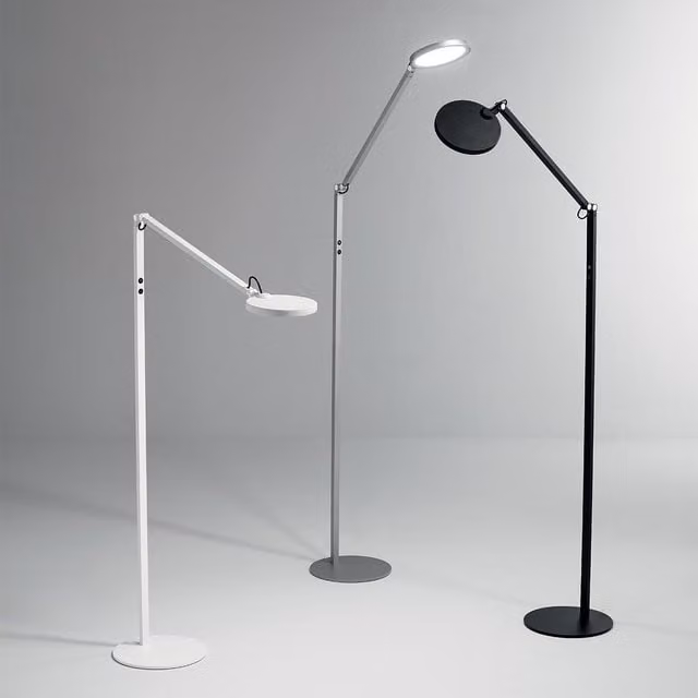 Piantana a LED Regina Fabas Luce in metallo nera orientabile con luce integrata da 9W e tecnologia CCT, Altezza: 135 cm