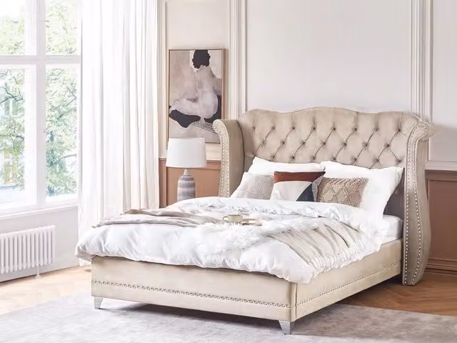 Letto Beliani in velluto beige con testiera alta decorata e struttura in legno di pino, L/P/H: 160 x 200 x 65 cm