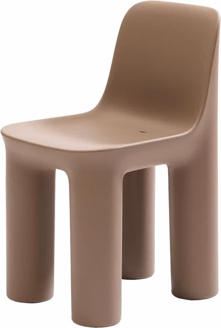 Sedia Tata Qeeboo marrone opaco in plastica con design moderno