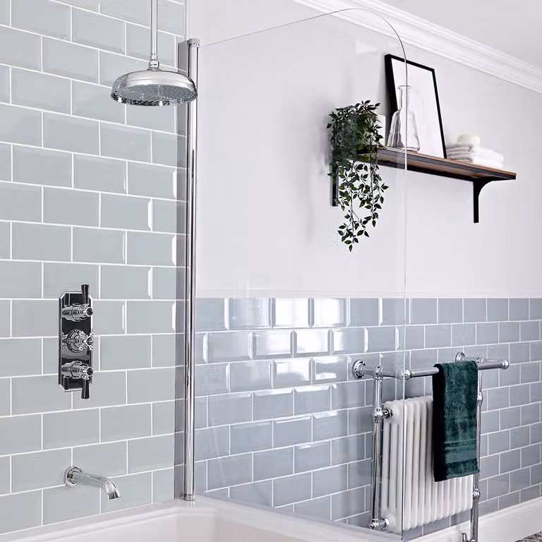 Sistema Termostatico Elizabeth HudsonReed per Doccia e Vasca con Soffione da 300mm, Erogatore e Braccio a Soffitto, Colore Cromo e Nero