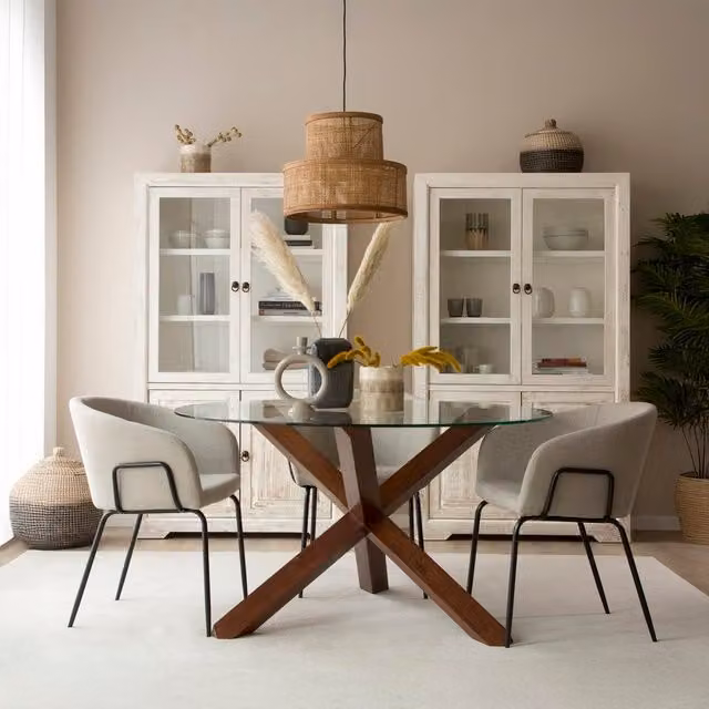 Tavolo da pranzo rotondo Carot Banak in legno massiccio di mindi colore teak con piano in vetro trasparente, Diametro: 120 cm
