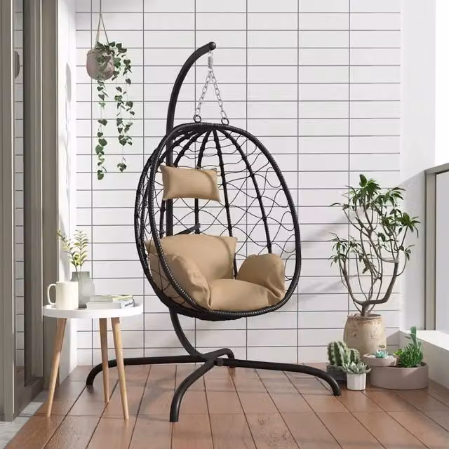 Poltrona sospesa a uovo vidaXL in rattan e acciaio con cuscini beige e nero per giardino e lounge