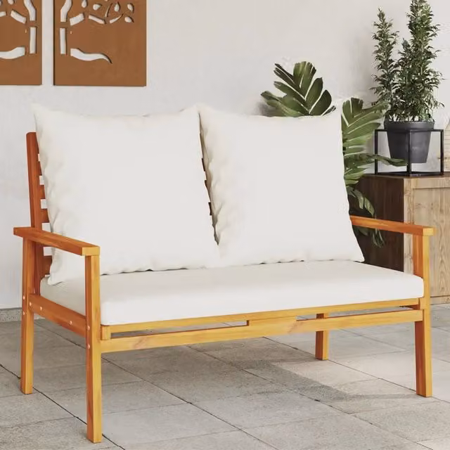 Panca da giardino moderna vidaXL in legno di acacia oliato con cuscini bianchi e braccioli L: 120 cm, P: 68 cm, H: 81 cm