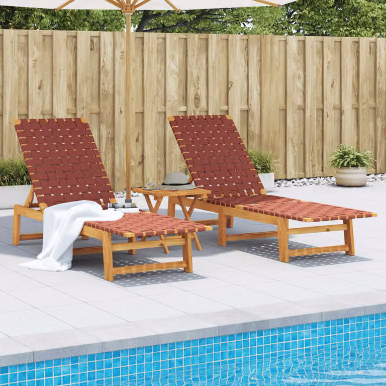 Set di 2 lettini prendisole con tavolino vidaXL in legno di acacia oliato rosso e marrone con poggiatesta regolabile e tessuto in olefina per giardino e terrazza