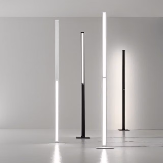 Lampada da terra LED Stilnovo Tablet, regolabile e dimmerabile, disponibile in bianco o nero
