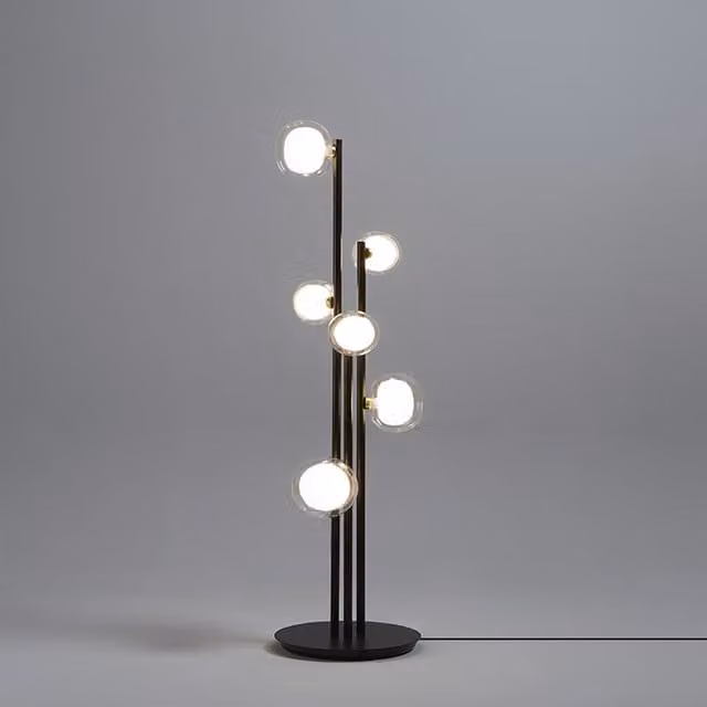 Piantana Tooy Nabila 552.66 con LED dimmabile in vetro e metallo per il tuo ambiente moderno