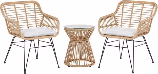 Set da esterno Beliani composto da tavolo quadrato con piano in vetro e 2 sedie in finto rattan marrone con gambe in acciaio nero e cuscini grigi