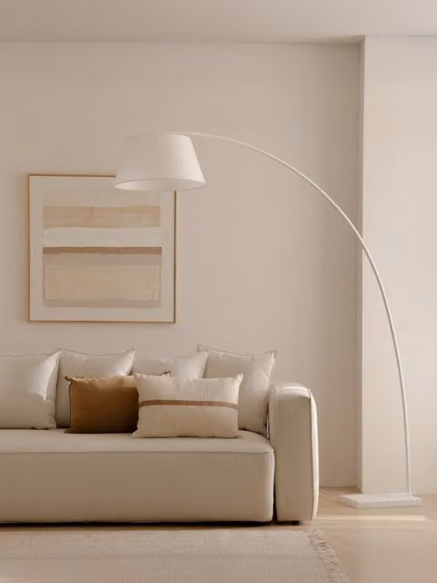 Lampada da terra ad arco bianca Kenay Home in metallo e marmo