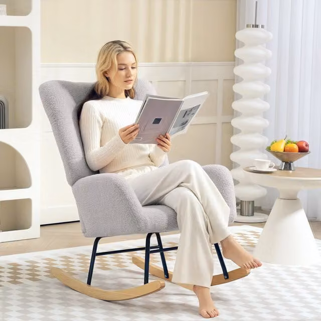 Sedia a dondolo OKWISH in velluto grigio chiaro con schienale imbottito, struttura in metallo e base in legno di gomma, ideale per soggiorno e camera da letto