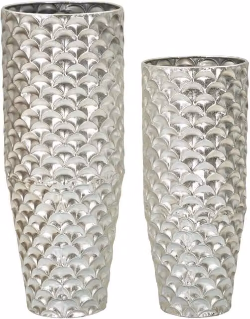Coppia di vasi Silvy Charme1921 in metallo color argento, forma rotonda e design geometrico, L/P/H: 37 x 37 x 92 cm