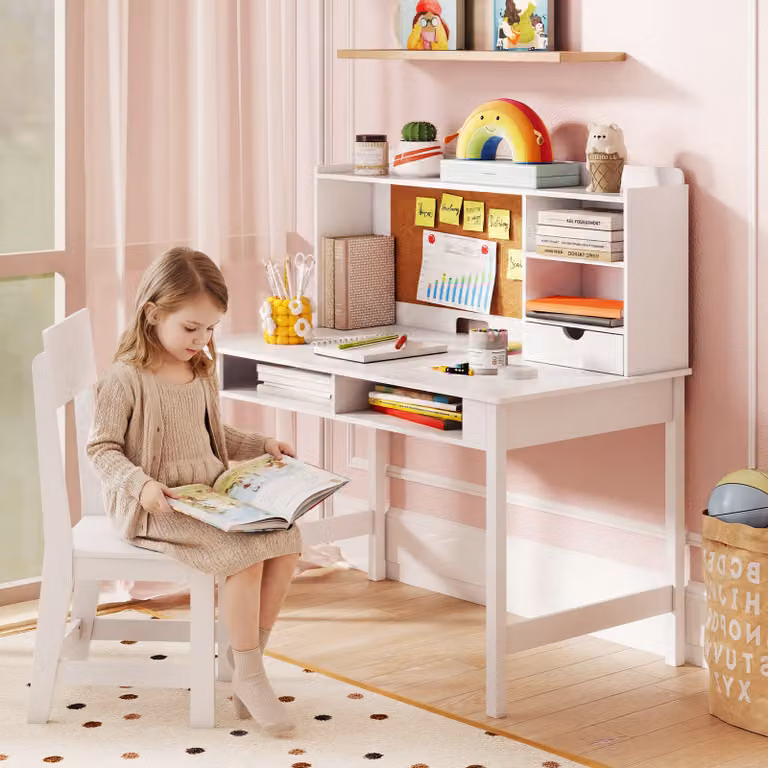 Set scrivania e sedia in legno Costway per bambini con cassetto e ripiani, postazione computer bianca per cameretta