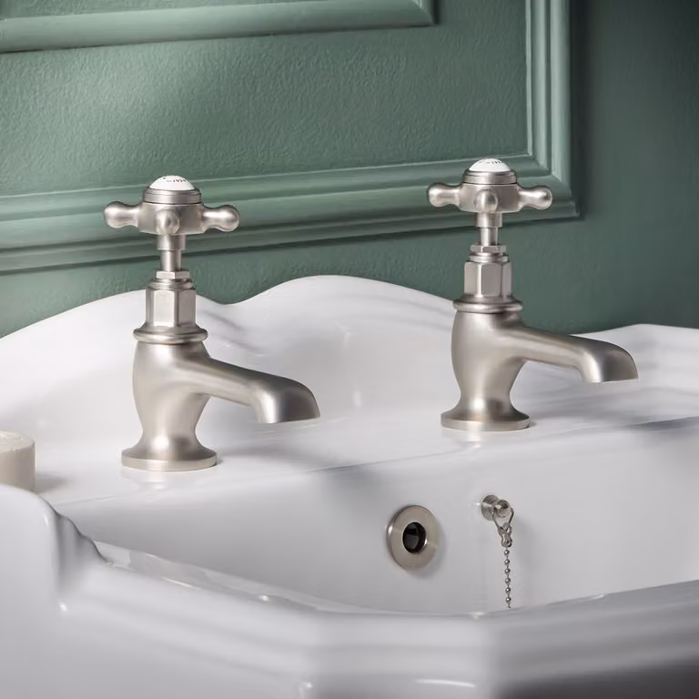 Coppia di rubinetti per vasca a croce Elizabeth HudsonReed in ottone con finitura nichel spazzolato