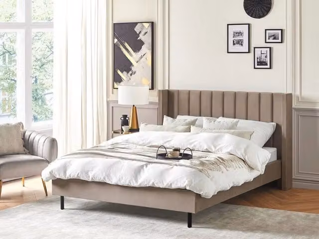 Letto matrimoniale Beliani in velluto beige stile glamour con doghe L/P: 160 x 200 cm