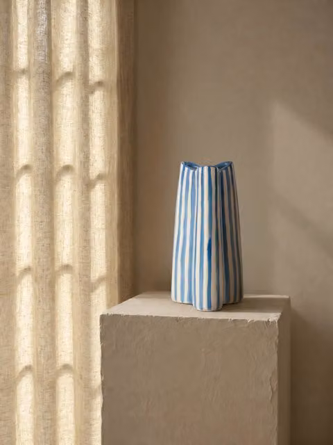 Vaso Ciss in ceramica blu e arancione con motivo a strisce Kenay Home per tavolo