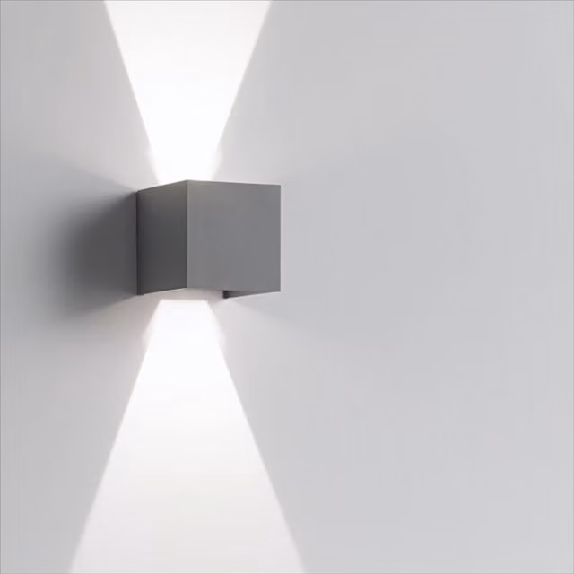 Applique da esterno Isy Cube in alluminio con LED regolabile, grigio o nero, IP54 per giardino