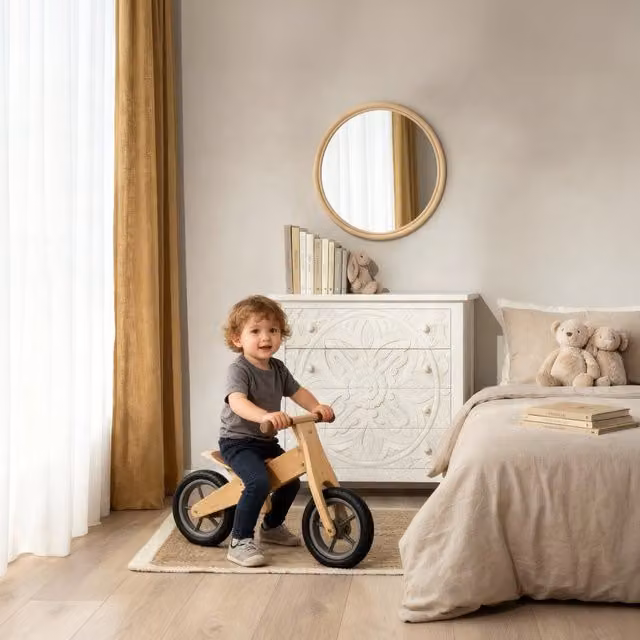 Cassettiera infantile Banak in legno di mango intagliato con decoro floreale bianca