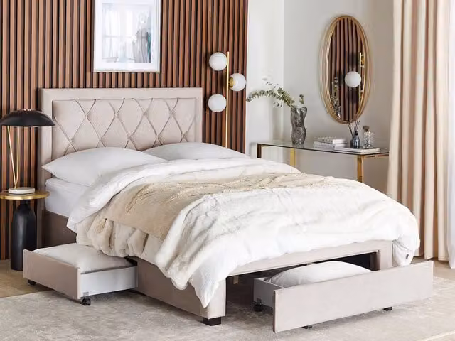 Letto contenitore Glam Design in velluto beige con cassetti e testiera alta trapuntata L/P/H: 217 x 140 x 145 cm