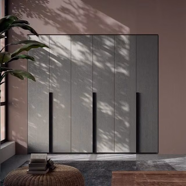 Armadio Coco a 6 ante battenti con maniglie nero opaco, colore cemento, L: 276 cm, P: 60,3 cm, H: 250 cm