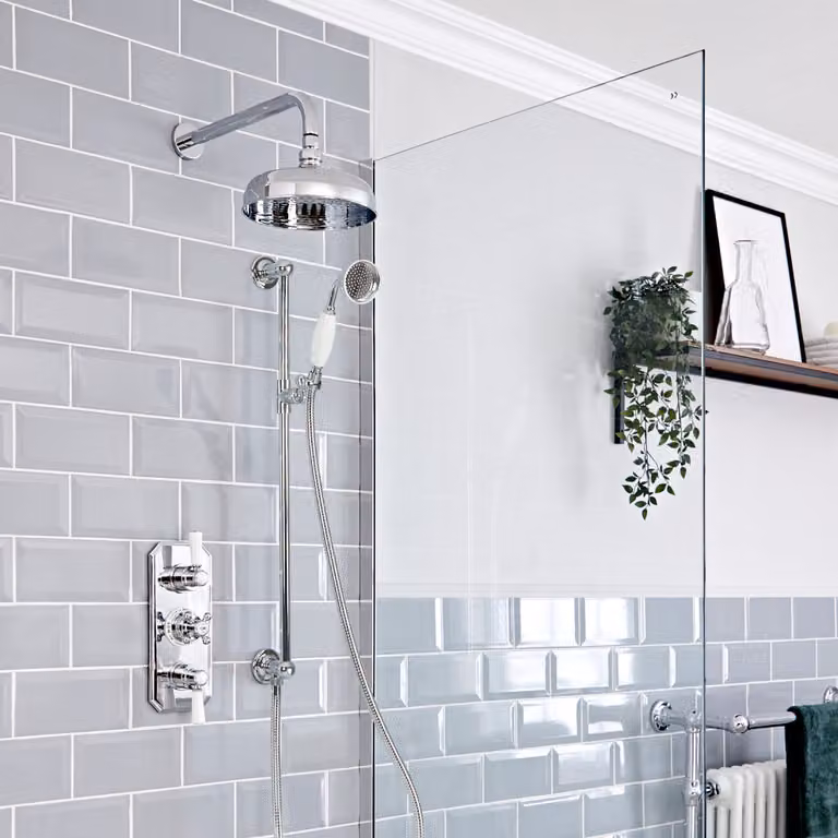 Sistema Termostatico Tradizionale HudsonReed per Doccia e Vasca con Soffione da 200mm, Asta Saliscendi, Doccetta e Braccio Murale - Cromo e Bianco