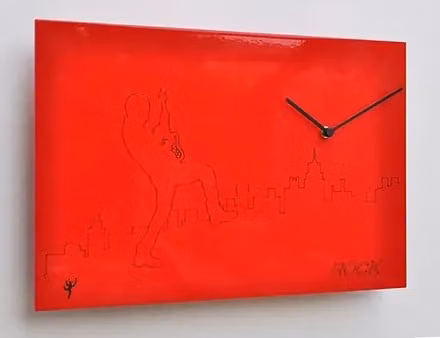 Orologio da parete analogico moderno Pirondini Rock in legno rosso con design astratto L: 30 cm, H: 25 cm, P: 3,5 cm
