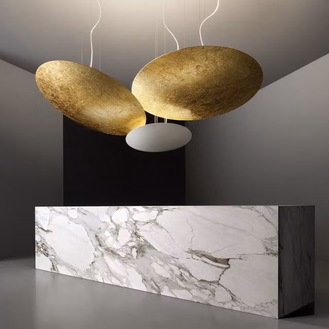 Lampada a sospensione LED Panzeri Gong, design moderno in metallo, disponibile in bianco, nero o oro/ottone, con luce calda dimmabile e altezza regolabile