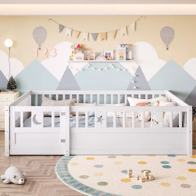 Letto per bambini MIVRAY in legno di pino bianco con barriera perimetrale, cancello bloccabile e decorazioni luna e stelle, L/P: 140 x 190 cm