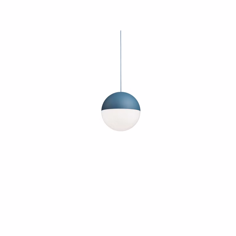 Lampada a sospensione Flos String Light Sphere bianca con tecnologia Casambi e dimmerabile