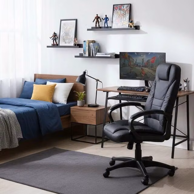 Sedia da ufficio presidenziale DMORA Luciana con braccioli e poggiatesta, poltrona ergonomica in ecopelle nera, L: 70 cm, H: 103/114 cm