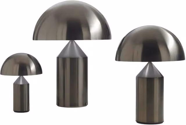 Lampada da tavolo Oluce Atollo in metallo argento con tecnologia LED dimmerabile