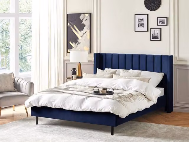 Letto matrimoniale Beliani in velluto blu con doghe in legno stile glamour L/P: 160 x 200 cm