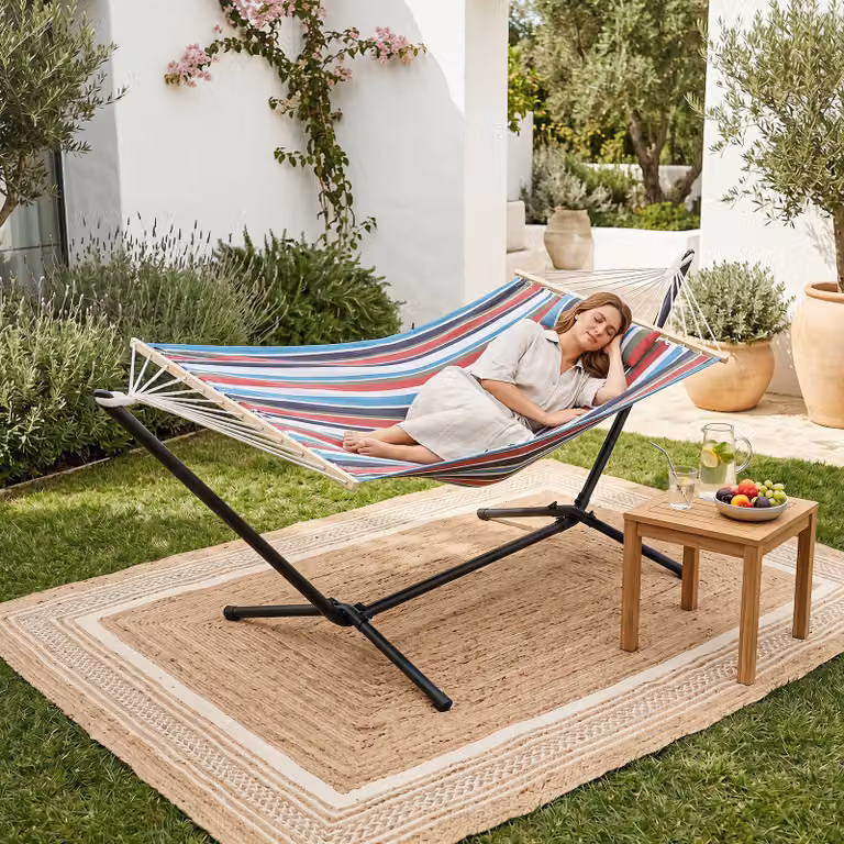 Amaca da giardino Costway in cotone multicolore con struttura in acciaio e cuscini inclusi