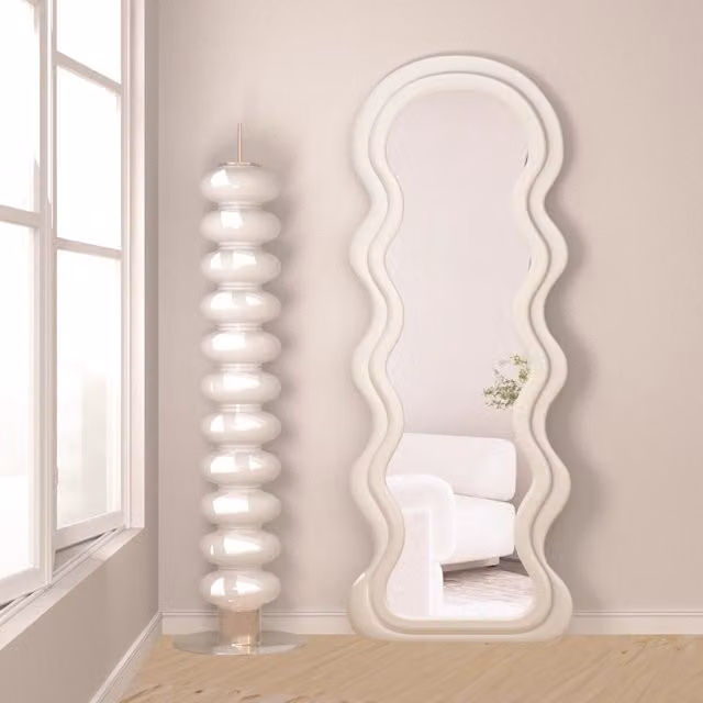 Specchio decorativo a forma ondulata CASSILANDO con supporto, ideale per camera da letto, disponibile in bianco o rosa, L: 160 cm, H: 60 cm