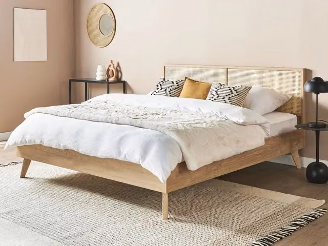 Letto matrimoniale Beliani in legno di pino e rattan stile boho, colore beige e marrone, L/P/H: 180 x 200 x 99 cm