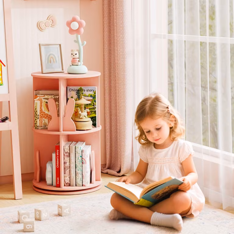 Set mobili per bambini Costway in legno rosa con libreria rotante a 360 gradi a 2 ripiani e set tavolo con sedie
