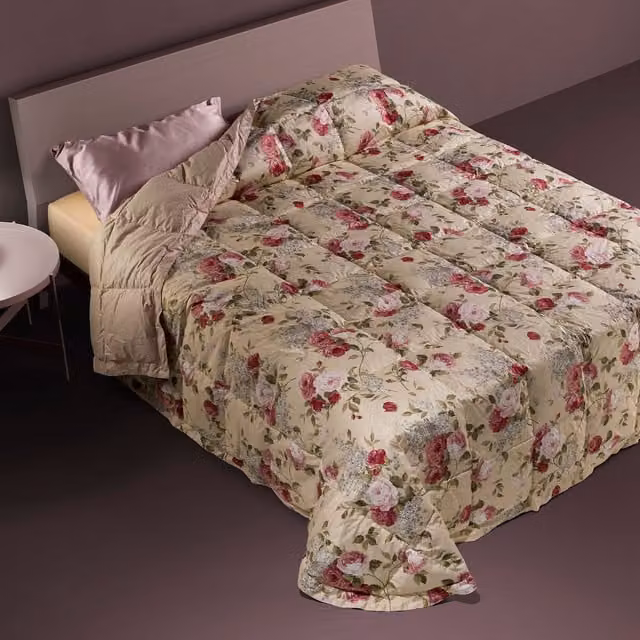 Trapunta in piuma DaunenStep con fantasia floreale rosa, traspirante e termoregolatrice