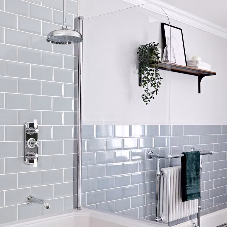 Sistema Termostatico Tradizionale Elizabeth HudsonReed per Doccia e Vasca con Soffione da 200mm, Erogatore e Braccio a Soffitto, Cromo e Bianco