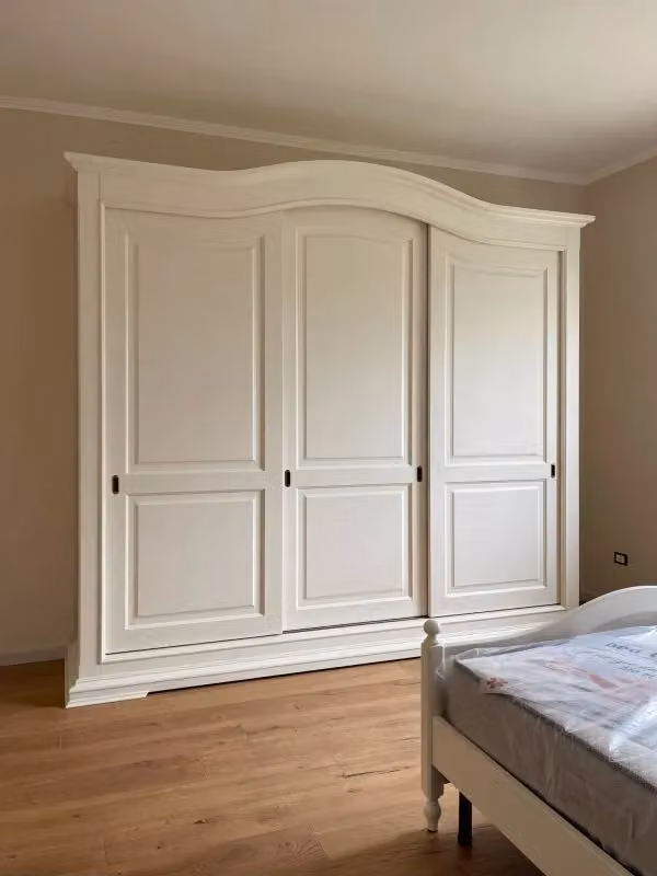 Armadio classico in legno bianco con 3 porte scorrevoli Mobili 2G L/P/H: 294 x 68 x 265 cm