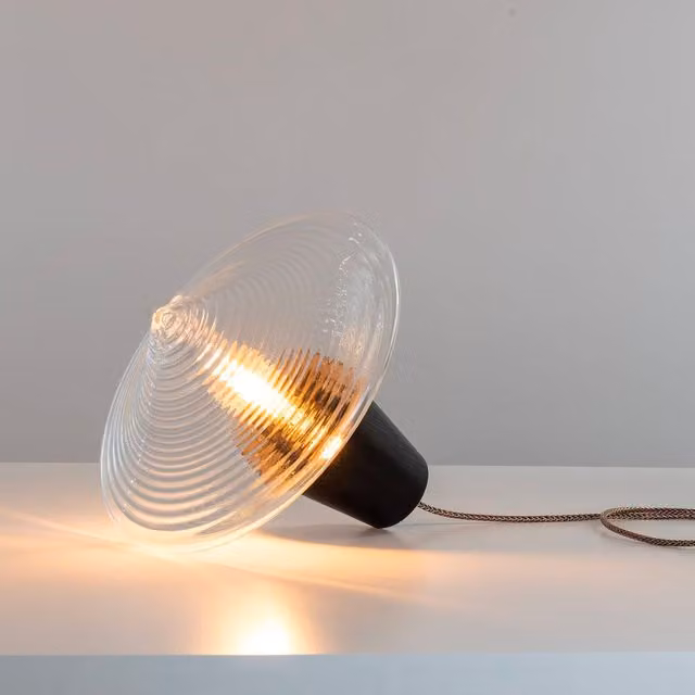 Lampada da tavolo Disca di Hind Rabii in vetro e legno, dimmabile, luce bianca calda