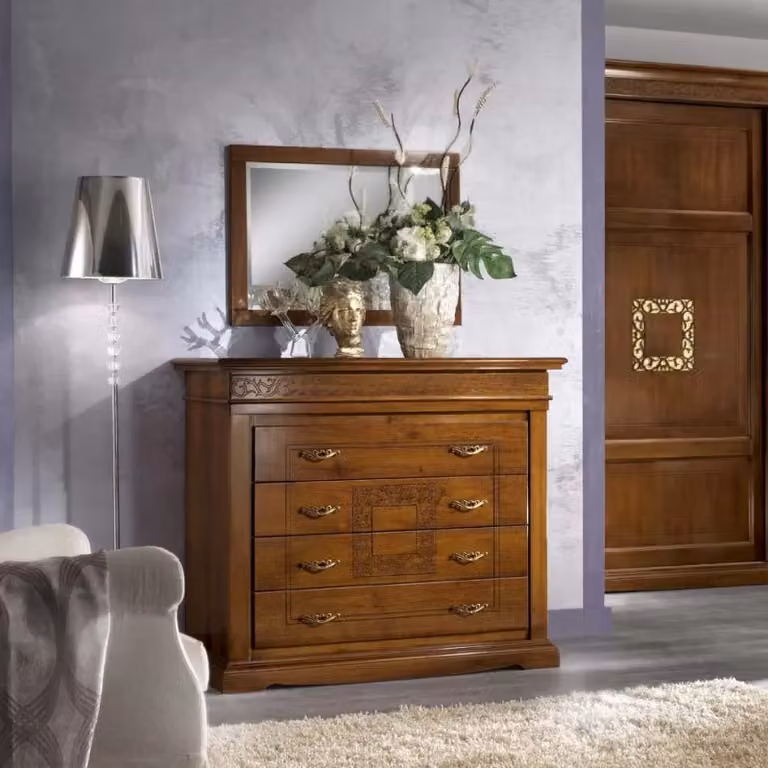 Camera completa classica Bassano in legno intagliato con decori floreali tinta noce e dettagli oro di Mobili 2G