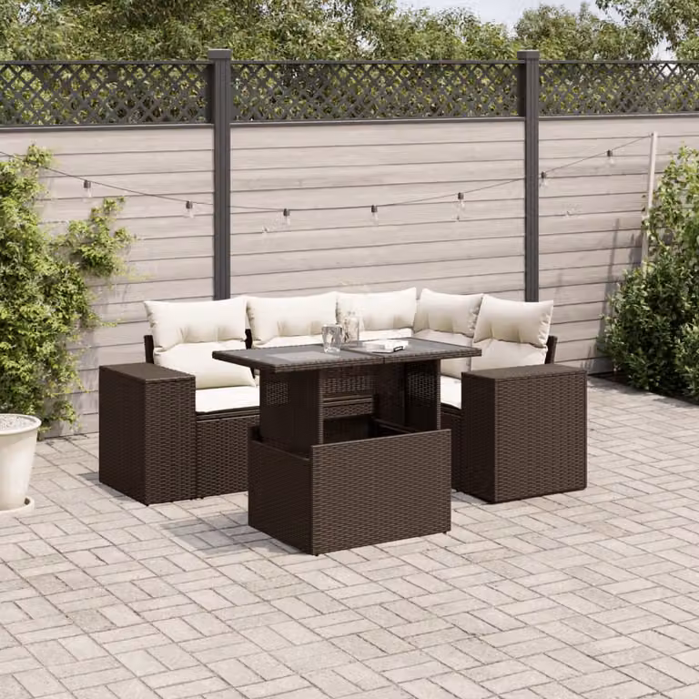 vidaXL Set Divano da Giardino a L in Polyrattan Marrone con Cuscini Bianchi e Tavolino da Caffè