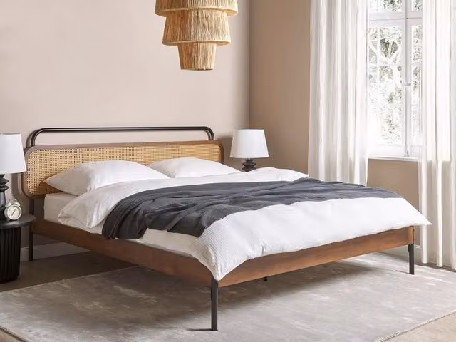 Letto matrimoniale moderno BELIANI con base a doghe e testata in rattan e legno di gomma marrone L/P: 180 x 200 cm